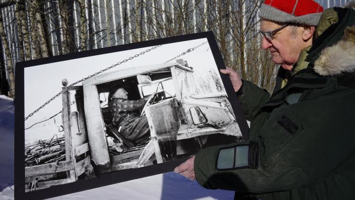 Jim Robb montre une des ses photos.