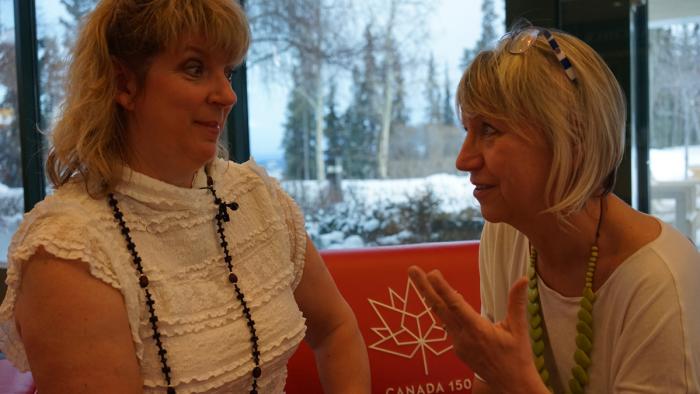 Ela et Sylvie talking discutent à propos du Canada.