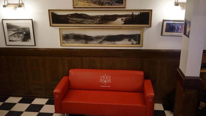 Sofa rouge au Downtown Hotel.