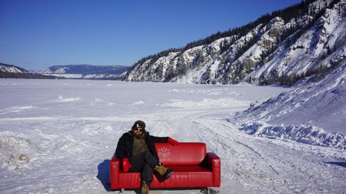 Bill Kendrick partage sa théorie sur le sofa rouge.