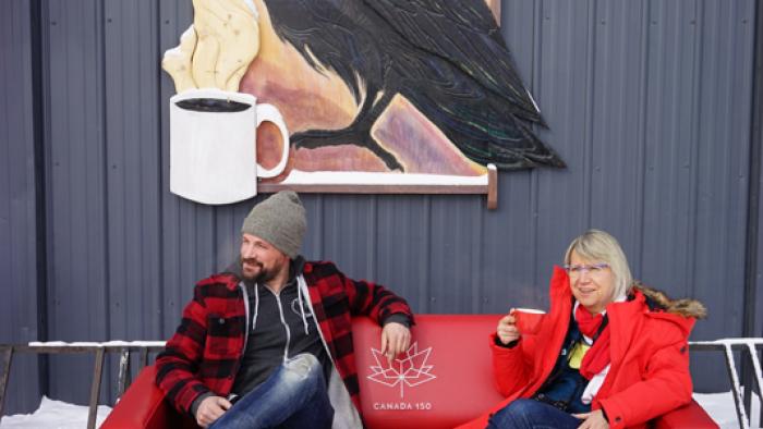 Andrew et Ela discutent sur le sofa.