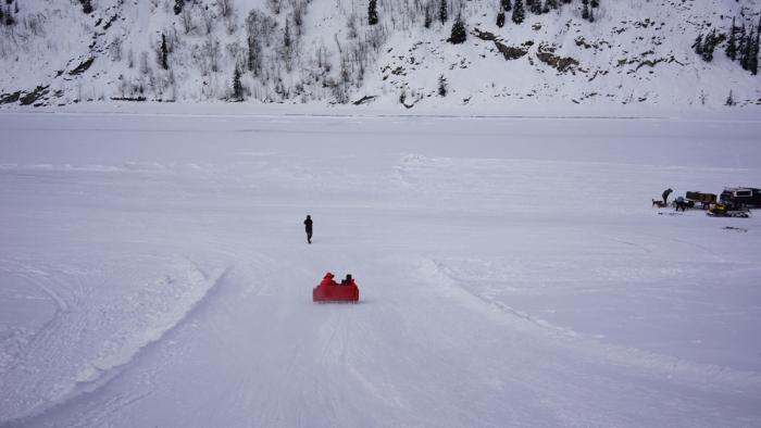 Ela and Peter glisse vers la rivière Yukon.