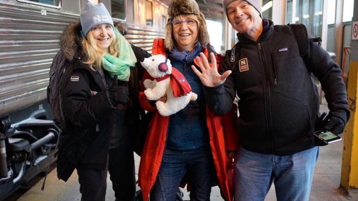 Ela rencontre des touristes américains en descendant du train.