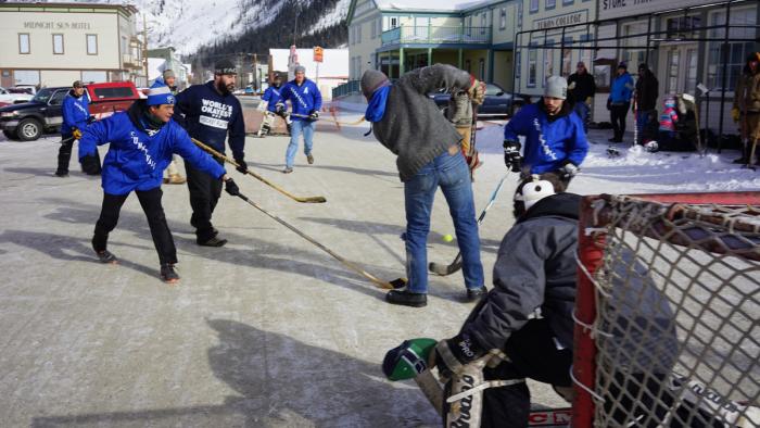 Hockey de rue à Dawson.