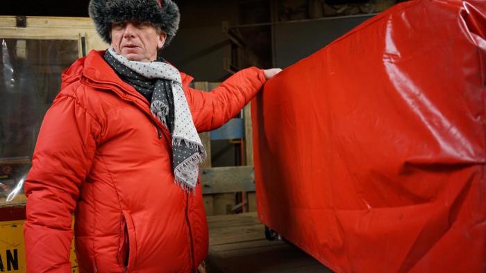 Peter avant de démonter le sofa rouge.