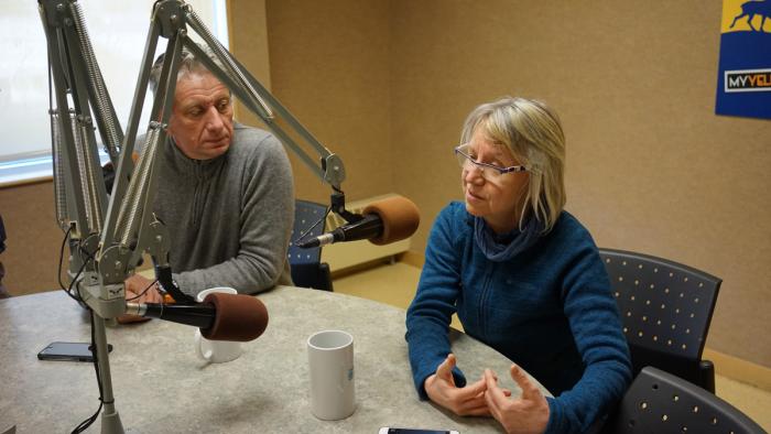 Ela and Peter en entrevue chez Moose FM.