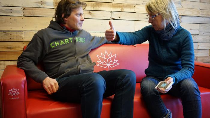 Ela discute avec Maxence chez Radio Taiga.