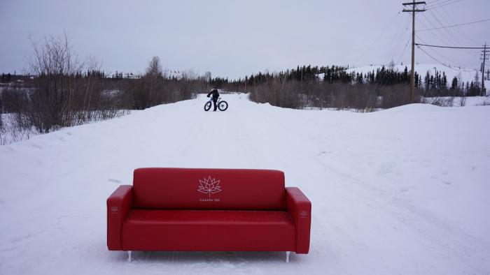Tom Babin cycle avant de donner son entrevue.