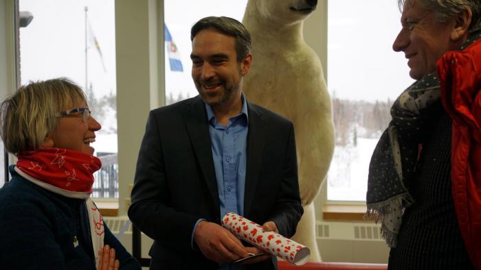 Ela, Peter et le maire de Yellowknife Mark Heyck partagent un rire.