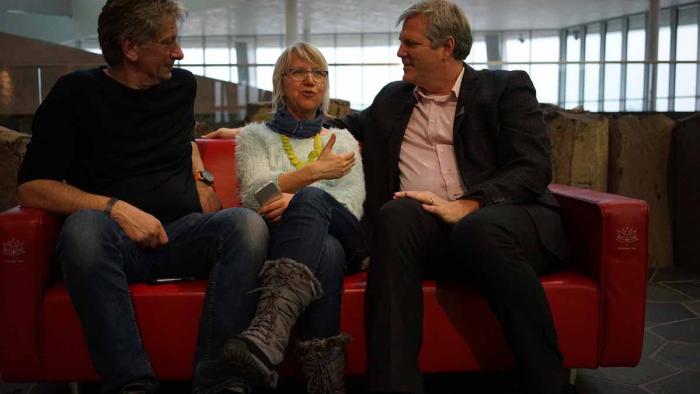 PDG John Young du Musée des droits de la personne discute avec Ela et Peter.