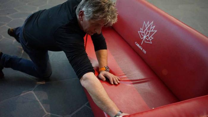 Peter monte le Sofa Rouge.